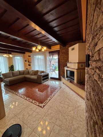 Eladó családi ház, Kecskéden 154.9 M Ft, 6 szobás