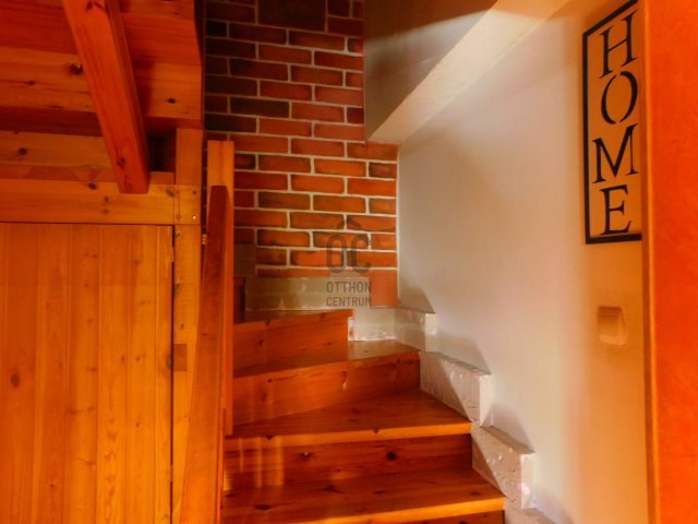 Eladó családi ház, Váchartyánon 174.9 M Ft, 6 szobás