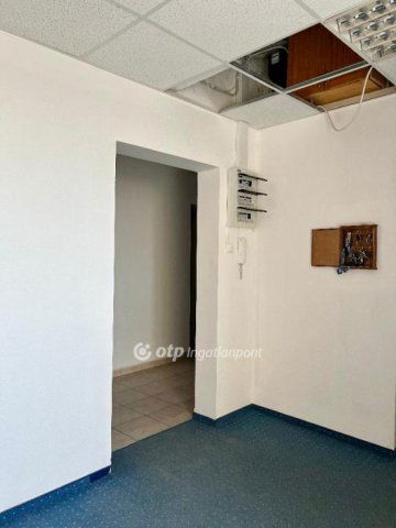 Eladó panellakás, Veszprémben 175 M Ft, 14 szobás