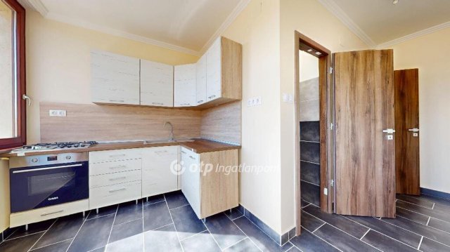 Eladó panellakás, Nyírbátorban 37.8 M Ft, 2 szobás