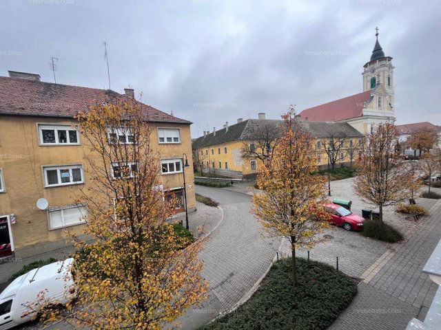 Eladó téglalakás, Baján 46.5 M Ft, 4+1 szobás