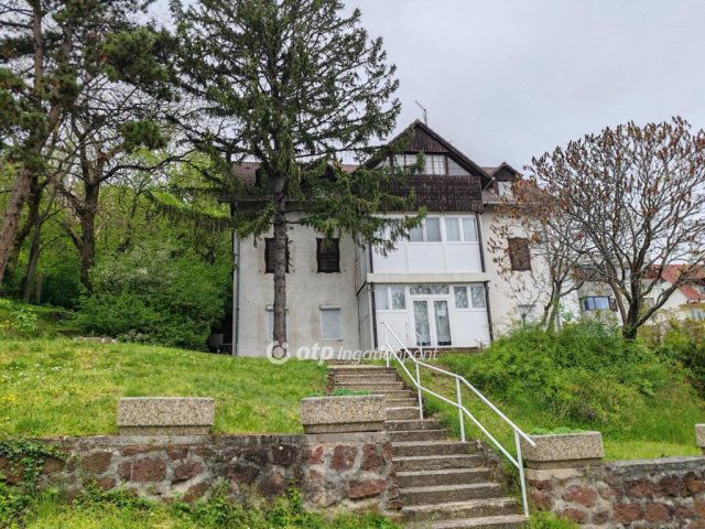 Eladó nyaraló, Balatonalmádiban 256.6 M Ft, 10 szobás