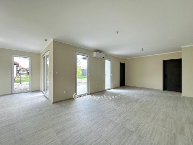 Eladó ikerház, Cegléden 135 M Ft, 4 szobás