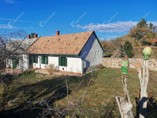 Eladó családi ház, Sukorón 82 M Ft, 4 szobás