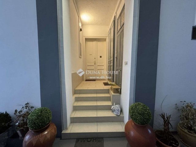 Eladó téglalakás, Pécsett 120 M Ft, 4 szobás