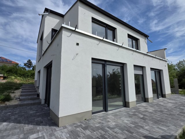 Eladó családi ház, Velencén 159 M Ft, 5 szobás