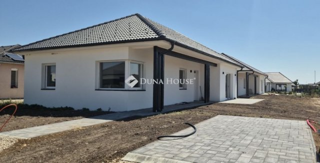 Eladó családi ház, Veszprémben 108 M Ft, 4 szobás