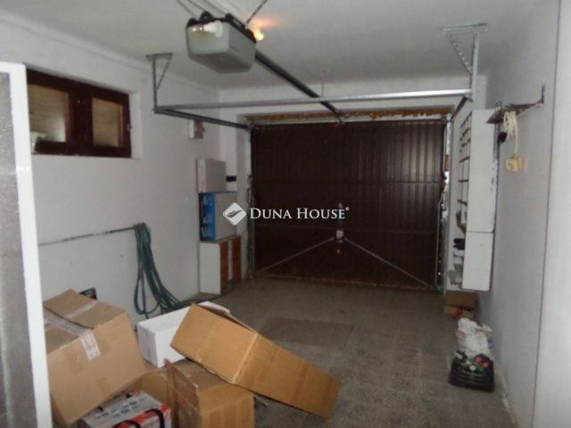 Eladó családi ház, Komlón 80 M Ft, 6 szobás