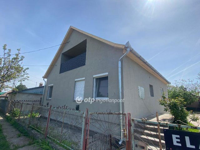 Eladó családi ház, Újszászon 29.9 M Ft, 4 szobás