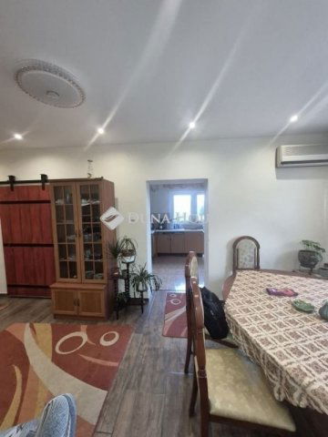 Eladó családi ház, Pécsett 79.9 M Ft, 6 szobás