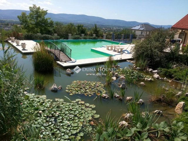 Eladó családi ház, Vácon 1090 M Ft, 16 szobás