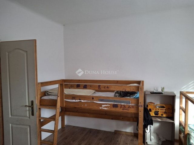 Eladó családi ház, Sárisápon 69.5 M Ft, 5 szobás