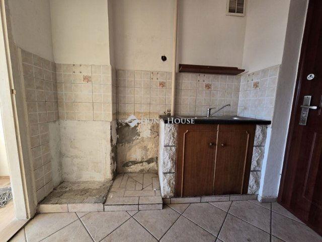 Eladó téglalakás, Pécsett 29.9 M Ft, 1 szobás