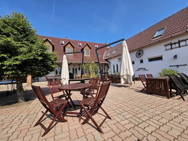 Eladó hotel, Bakson 349 M Ft, 20+5 szobás / költözzbe.hu