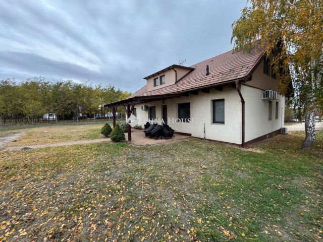 Eladó családi ház, Kecskeméten 199 M Ft, 9 szobás