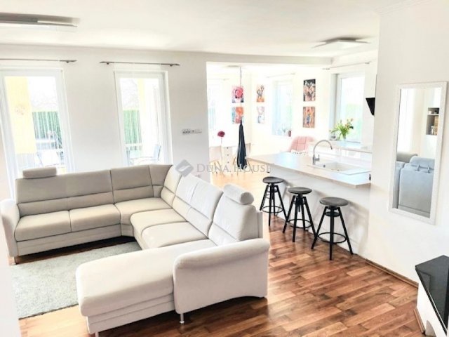 Eladó családi ház, Pécsett 174.9 M Ft, 4 szobás