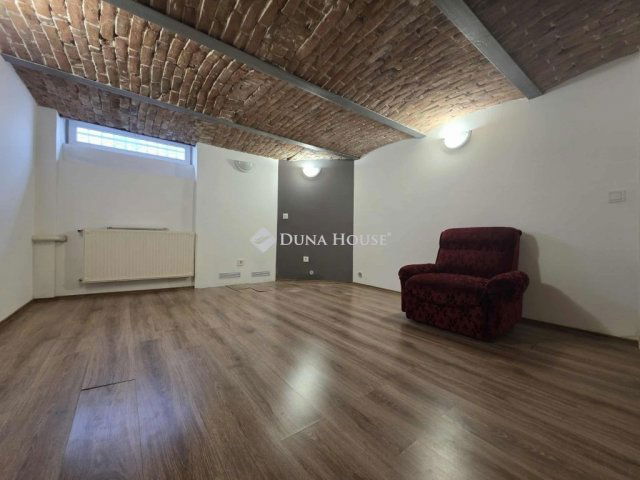 Eladó téglalakás, Pécsett 39.99 M Ft, 4 szobás