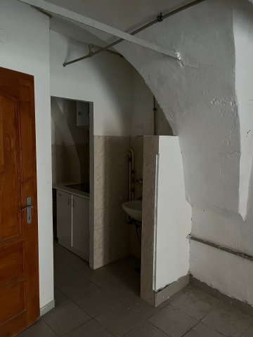 Eladó üzlethelyiség, Győrött 2.67 M Ft, 1 szobás