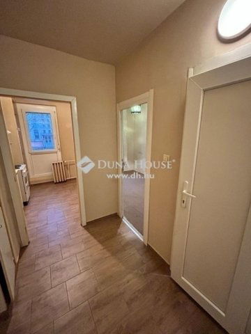 Eladó panellakás, Pécsett 34.9 M Ft, 3 szobás
