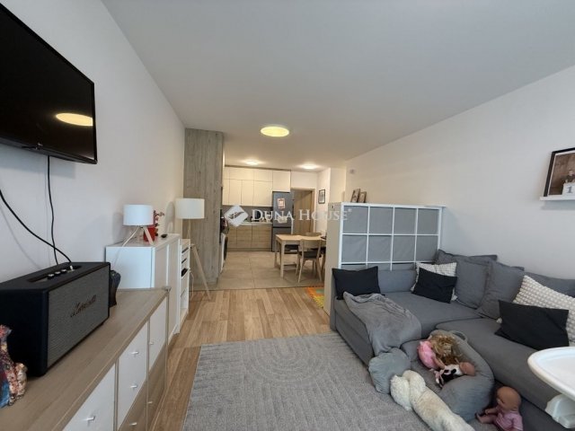 Eladó téglalakás, Szigetszentmiklóson 89.9 M Ft, 3 szobás