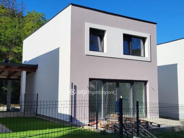 Eladó családi ház, Balatonföldváron 106 M Ft, 4 szobás