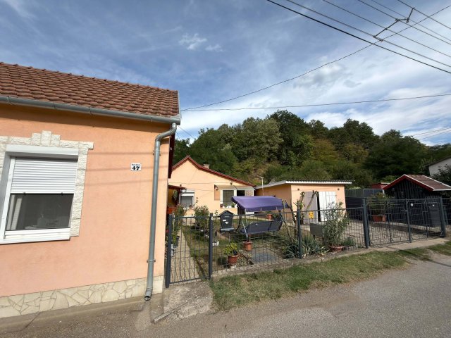 Eladó családi ház, Komlón, Engel Adolf utcában 31.9 M Ft