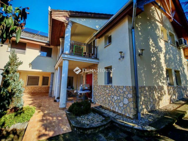 Eladó téglalakás, Csurgón 184 M Ft, 9 szobás