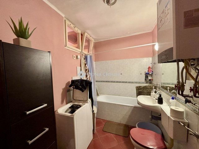 Eladó családi ház, Esztergomban 43 M Ft, 2 szobás