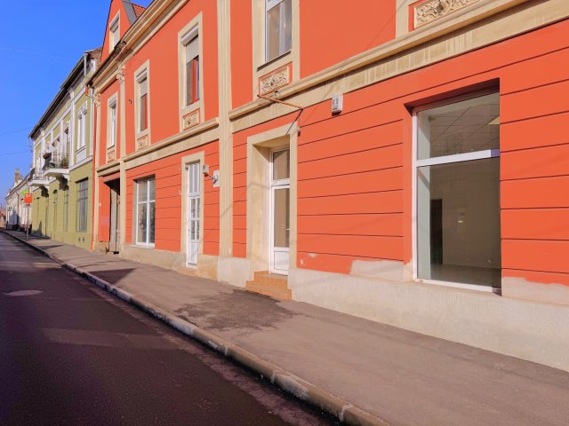 Eladó üzlethelyiség, Bonyhádon, Szabadság téren 29.9 M Ft