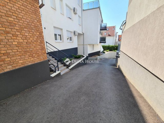 Eladó garázs, Pécsett, Szigeti úton 5.99 M Ft