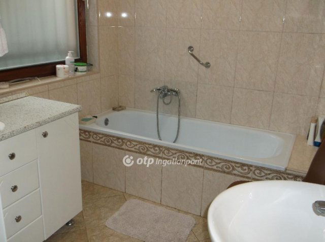 Eladó családi ház, Gyöngyösön 109 M Ft, 4 szobás