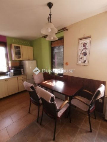 Eladó családi ház, Pécsett 200 M Ft, 5 szobás