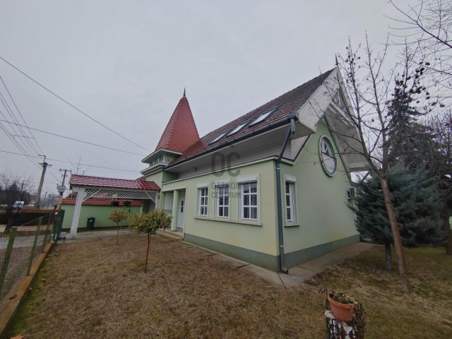 Eladó családi ház, Cegléden 125 M Ft, 6 szobás