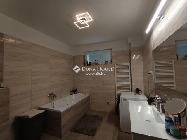 Eladó családi ház, Pomázon 199.5 M Ft, 6 szobás