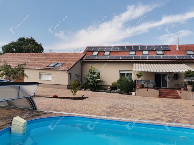 Eladó családi ház, Komáromban 180 M Ft, 8 szobás