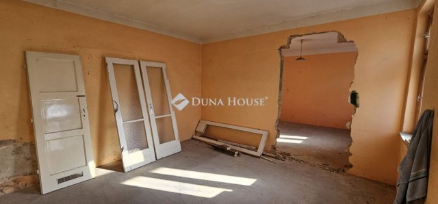 Eladó téglalakás, Pécsett 43.99 M Ft, 5 szobás