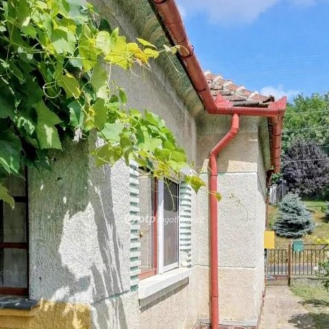 Eladó családi ház, Nemesszentandráson 25 M Ft, 2 szobás