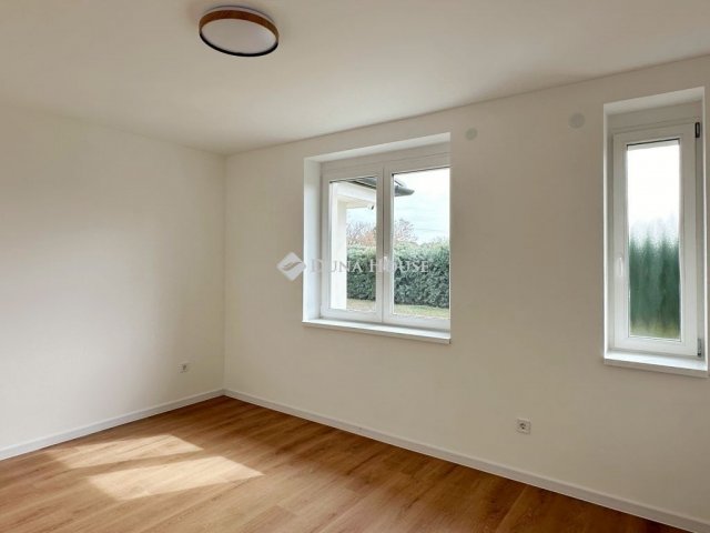 Eladó családi ház, Pécsett 235 M Ft, 5 szobás
