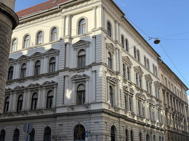 Eladó téglalakás, Budapesten, VI. kerületben, Eötvös utcában