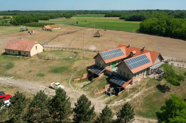 Eladó családi ház, Kunadacson 229.71 M Ft, 6+1 szobás