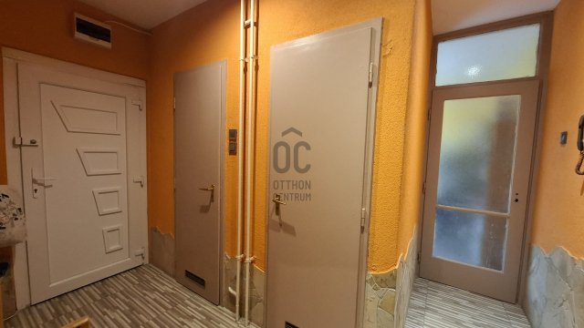 Eladó panellakás, Pécsett 49.99 M Ft, 3 szobás