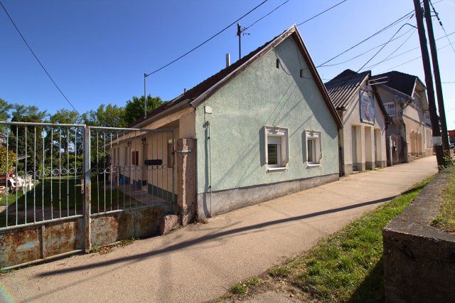 Eladó családi ház, Lábatlanon 13.99 M Ft, 1 szobás