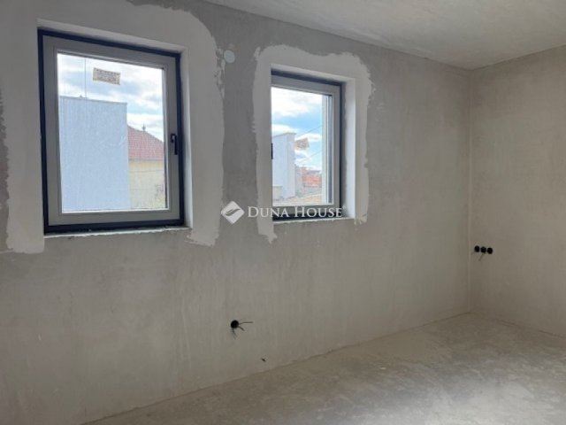 Eladó téglalakás, Pécsett 120 M Ft, 3 szobás