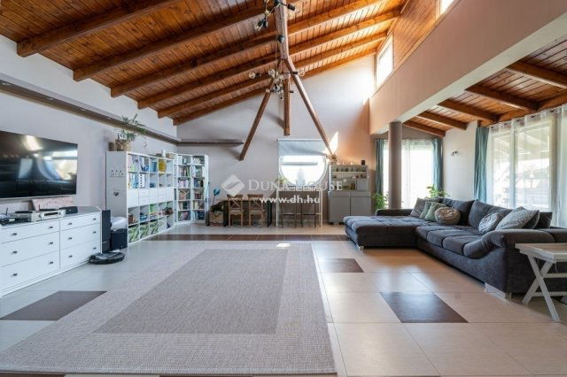 Eladó családi ház, Kecskeméten 175 M Ft, 7 szobás