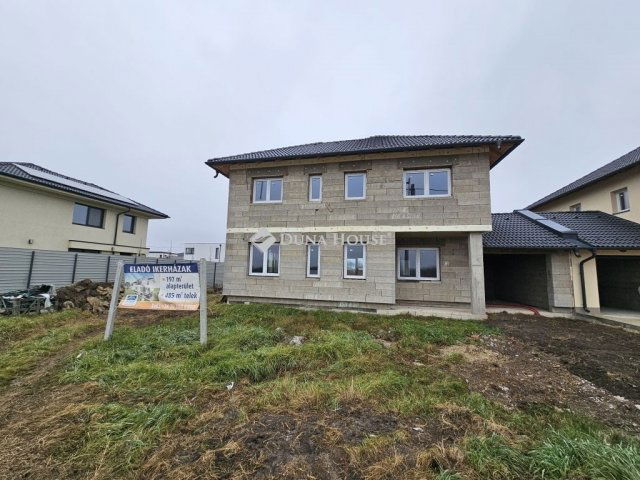 Eladó ikerház, Debrecenben 99 M Ft, 7 szobás