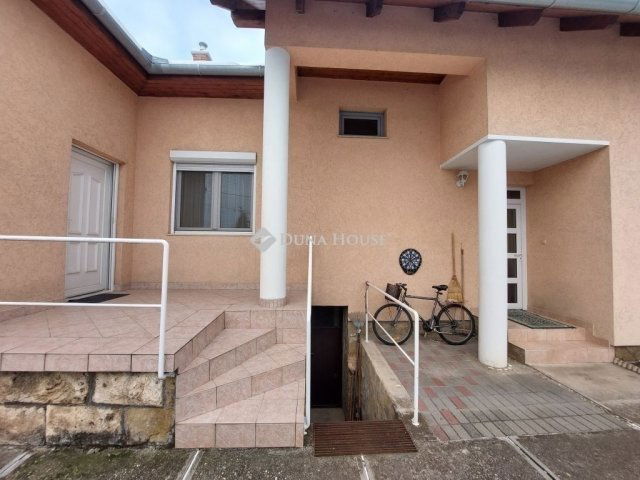 Eladó családi ház, Budapesten, III. kerületben 230 M Ft