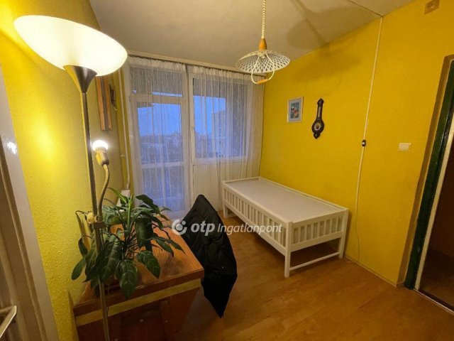 Eladó panellakás, Nyíregyházán 49.9 M Ft, 3 szobás