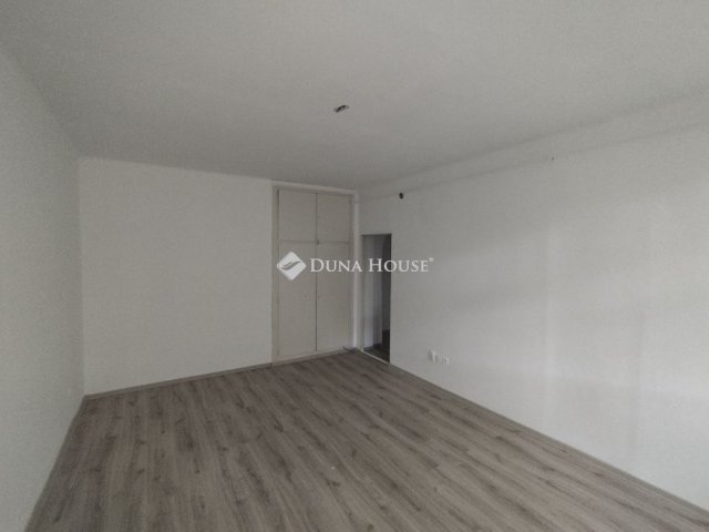 Eladó téglalakás, Tatabányán, Komáromi utcában 32.99 M Ft