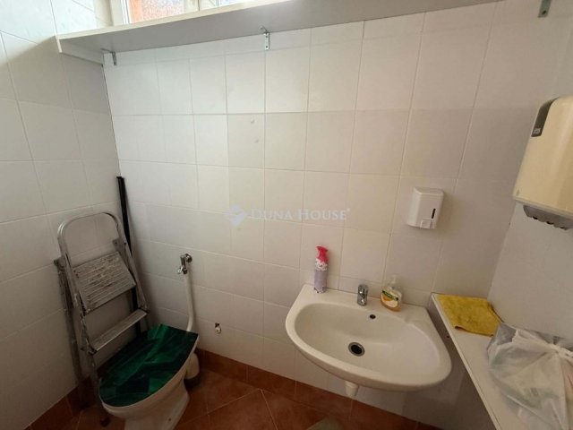 Eladó üzlethelyiség, Kisújszálláson 95 M Ft