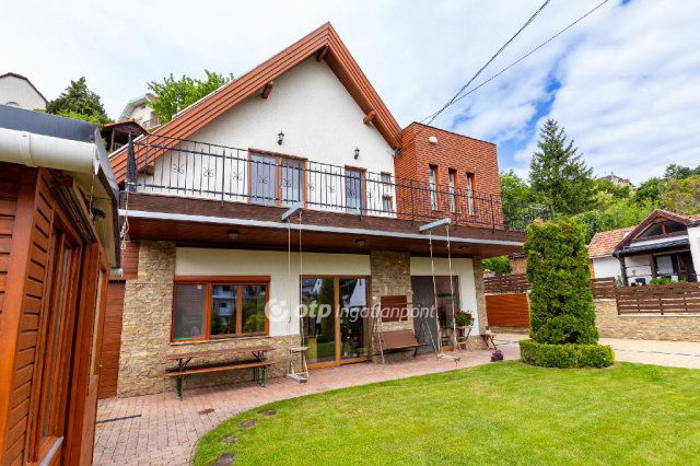 Eladó családi ház, Balatonalmádiban 259.9 M Ft, 6 szobás